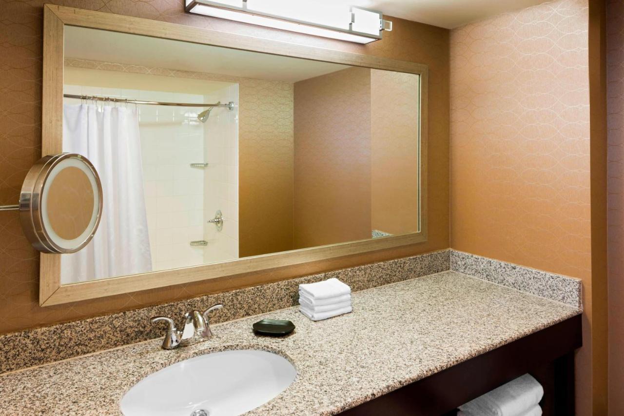 Sheraton Hotel Metairie New Orleans Exterior photo